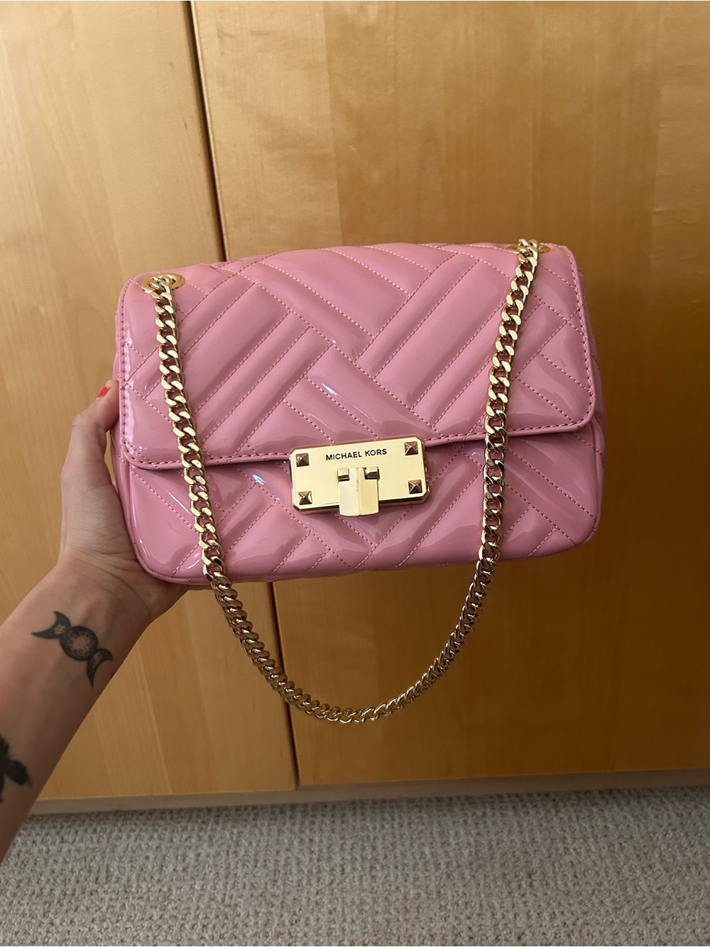 New MICHAEL KORS Pink Quilted Patent Shoulder Bag with Gold Chain - Picture 3 of 5